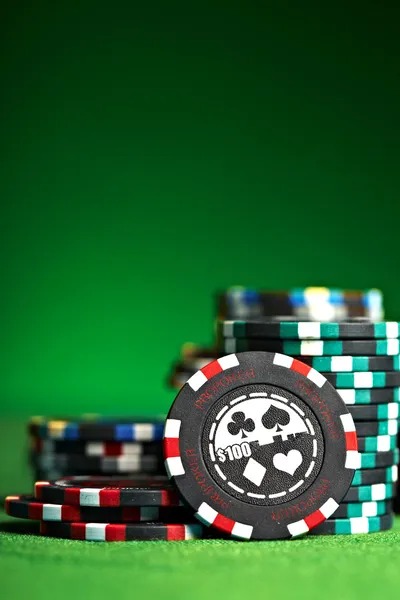 kendiritoto Three Card Poker live dealer table showing betting circles and payout table